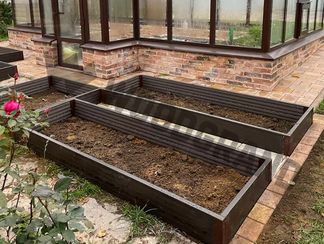 Высокие грядки вокруг красивой теплицы